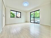 二面採光により陽光が差し込む温かみのあるお部屋。