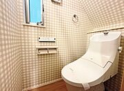 クロスと床の組み合わせがお洒落なトイレスペース。