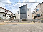 勾配ある屋根が印象的な外観です。(令和8年6月 撮影)