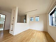 ＬＤＫは人気の対面式キッチンで一体感があります。