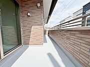 2部屋に面したバルコニーは洗濯物や布団干しにも便利です。