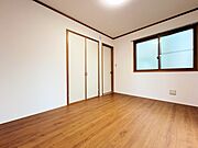 二面採光により陽光が差し込む温かみのあるお部屋。