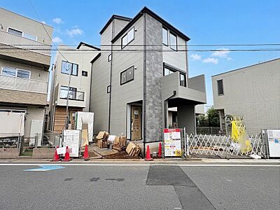 外観:【1号棟】手前のお住まい。南浦和駅まで徒歩7分、二路線利用可能で便利です。(令和8年9月撮影) 外観:【1号棟】手前のお住まい。南浦和駅まで徒歩7分、二路線利用可能で便利です。(令和8年9月撮影)