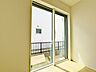洋室：バルコニーからの明るい陽光がお部屋に差し込みます。