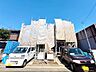 外観：左が2号棟です。16帖以上のLDKには多用途に使えるDENコーナー付き。(令和8年9月 撮影)
