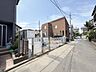 外観：スーパーやコンビニなどが徒歩圏内にあり、買い物に便利な立地です。(令和8年7月 撮影)