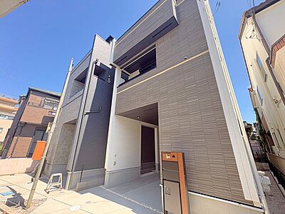 外観:右側が当物件。日進駅まで徒歩4分、加茂宮駅まで徒歩17分の立地。(令和8年9月撮影) 外観:右側が当物件。日進駅まで徒歩4分、加茂宮駅まで徒歩17分の立地。(令和8年9月撮影)