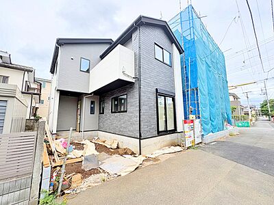 外観:【2号棟】右の角地が当物件。2階に水回りを集約、家事効率の良いお住まい。(令和8年8月撮影) 外観:【2号棟】右の角地が当物件。2階に水回りを集約、家事効率の良いお住まい。(令和8年8月撮影)