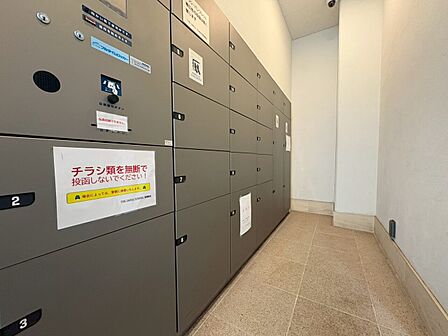 宅配ボックスを設置しておりますので、留守の時のお荷物受け取りにも困りません。