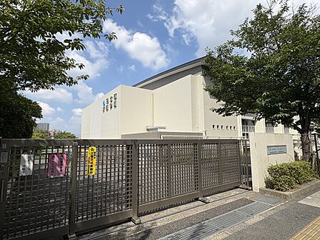 足立区立新田学園 第一校舎まで約230m