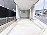 駐車場：ゆったりとした駐車場は車庫入れもスムーズです。
