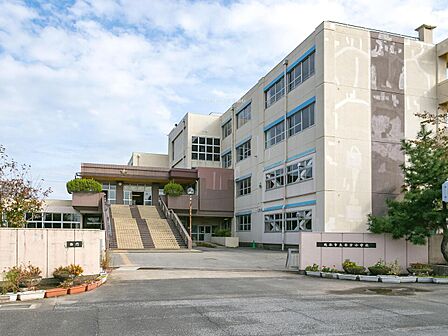 西方小学校まで約700m