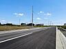 外観：土地面積は約48.5坪とゆったり。前面道路は幅員約12mの公道（歩道付き）で、お車の出し入れもスムーズです。