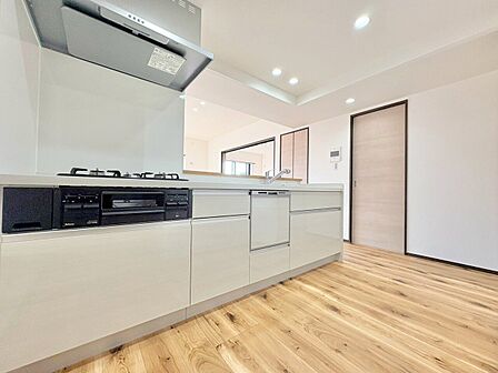 すぐに取り出せ、さっとしまえる収納量の多い引き出し式システムキッチン。