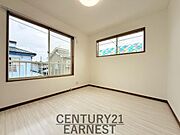 大きな窓から自然光がたっぷりと差し込む洋室です。明るく開放感のある空間が広がっています。床や壁もすっきりとしたデザインでどんなスタイルにも合わせやすいのが魅力です。快適にご利用いただけます。