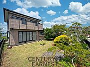 ゆとりのある庭が住まいに広がりをもたらします。植栽が豊富で季節の変化を楽しめる環境です。青空の下で自然を感じながら過ごすことができます。南向きで日当たりも良好です。