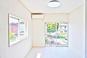 二面採光で明るい空間が広がる洋室です。シンプルな内装でお好みに合わせたレイアウトが可能です。エアコン付きで快適な環境が整っています。大きな窓からは開放感を感じられます。