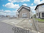 ゆとりのある広い敷地が印象的な外観です。開放感のある玄関前のスペースが魅力となっています。周囲には住宅が立ち並び落ち着いた雰囲気です。駐車スペースも確保されています。道路に面しておりアクセス良好です。