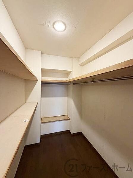 11.1帖の洋室には収納力の高いウォークインクローゼット