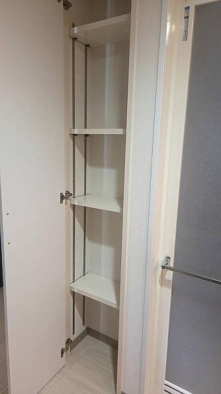 洗面所にも便利な収納付き。