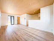 家族みんなが集まるリビング。やさしい色合いのフローリングと白いクロスの明るい空間はきっと家族の心も穏やかに癒してくれます。