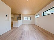 上質な暮らしを感じさせてくれます。毎日の暮らしの中で表情を変える場所ですが、いつもあたたかく家族を包み込んでくれる場所。