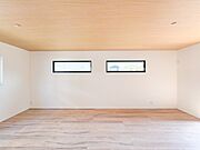 優しい色合いのフローリングと建具。やわらかな日差しがくつろぎの空間を演出します。