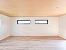 リビング/ダイニング：優しい色合いのフローリングと建具。やわらかな日差しがくつろぎの空間を演出します。
