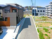 道路と高低差のない立地は生活しやすく魅力的ですね。