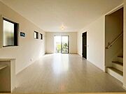 優しい色合いのフローリングと建具。やわらかな日差しがくつろぎの空間を演出します。