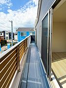 【Balcony】  気持ちのいい空が見渡せる広いバルコニー。爽やかな風を感じて、心躍る素敵な暮らしがはじまります！