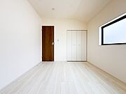 しっかりとした大きさのクローゼットを完備し、収納スペースも十分。初めてのお子様にとっての「自分の部屋」。学習デスクやベッドの配置もラクラクです。