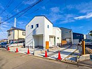閑静な住宅地につき交通量も少なく落ち着いた印象を持ちます