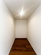 【Walk-in closet】  収納量豊富なウォークインクローゼット設置しました。衣類だけでなく、箱物や思い出の品、季節物もたっぷり収納できるので、居住空間をより広く有効活用することができスッキリ