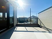 気持ちのいい空が見渡せる広いバルコニー。爽やかな風を感じて、心躍る素敵な暮らしがはじまります！明るく暖かな陽射しが差し込みます。