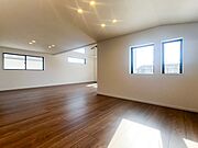 優しい色合いのフローリングと建具。やわらかな日差しがくつろぎの空間を演出します。