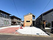 ふりそそぐ陽射しと開放的な空間形成。青空を背景に更なる美しさを醸す佇まい。