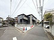 ふりそそぐ陽射しと開放的な空間形成。青空を背景に更なる美しさを醸す佇まい。