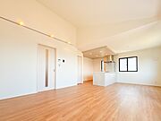 家族みんなが爽やかに健やかに過ごせるように、あふれる光をたっぷり取り込んだリビングダイニング。上質な温もりに包まれる、快適で穏やかなプライベート空間です。