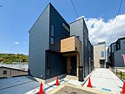 ふりそそぐ陽射しと開放的な空間形成。青空を背景に更なる美しさを醸す佇まい。