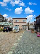 【外時間も充実】広い敷地と駐車スペース付き。家族で過ごす時間も車のある生活も心地よく楽しめます