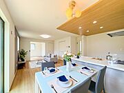 優しい色合いのフローリングと建具。やわらかな日差しがくつろぎの空間を演出します。