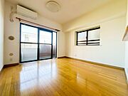 家族みんなが集まるリビング。やさしい色合いのフローリングと白いクロスの明るい空間はきっと家族の心も穏やかに癒してくれます。