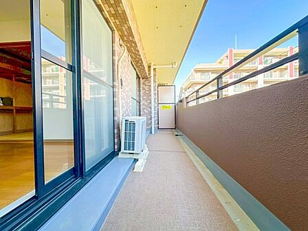 【Balcony】  バルコニーは風通しが良く、日中は日当たりも良好です！洗濯物やお布団をたくさん干せます。