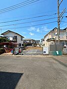 ふりそそぐ陽射しと開放的な空間形成。青空を背景に更なる美しさを醸す佇まい。