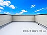 バルコニー：【Balcony】  青い空をつかめそうなほど、雄大な景色が広がるバルコニー。太陽の恵みを一気に受けた明るくあたたかいお住まい。