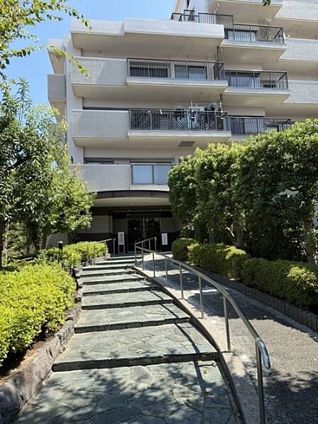 ふりそそぐ陽射しと開放的な空間形成。青空を背景に更なる美しさを醸す佇まい。