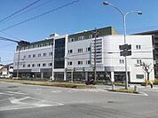 島本健康モールまで1183m、5つのクリニックと処方箋薬局が一か所に集まっているクリニックビルです