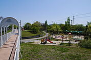 水無瀬川緑地公園まで763m、水無瀬川緑地公園は、ちびっこ広場、はらっぱ広場、スポーツ広場、大型遊具、トイレ、自転車置場、駐車場などの施設があります！