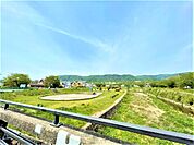 東大寺公園まで1664m、水無瀬河川敷の広々とした公園。春には桜、初夏には蛍、秋は紅葉など四季折々の自然溢れる公園です。